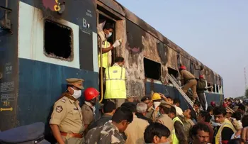Mueren 26 pasajeros por incendio en tren en India