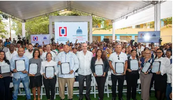 Abinader entrega 510 títulos del proyecto El Valiente en SDE
