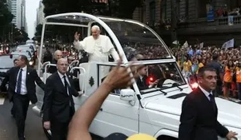 El papa pasea en vehículo con la ventana abierta por región de favelas de Río