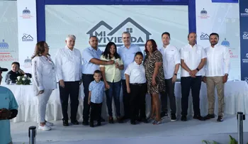 Presidente Abinader entrega apartamentos a 60 familias en Los Salados, Santiago