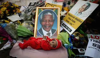 Mandela conectado a una máquina para poder vivir