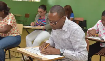 104 mil maestros comienzan a cobrar retroactivo por Evaluación Docente; monto supera RD$12,000 millones