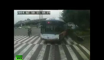 Video: Un conductor arriesga su vida para detener un bus fuera de control