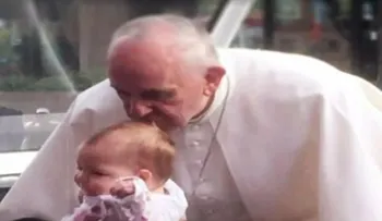 El papa Francisco besa una niña y se le reduce el tumor, según escáner (VIDEO)