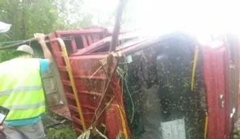 Cinco personas lesionadas al volcarse un camión en la carretera de Bávaro