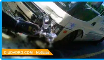 Una mujer herida al chocar de frente dos minibuses en Dajabón
