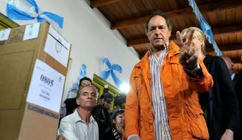 Oficialista Scioli gana primarias en Argentina
