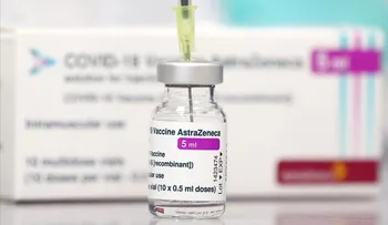 Detienen pruebas AstraZeneca en menores por posible relación de la vacuna con coágulos