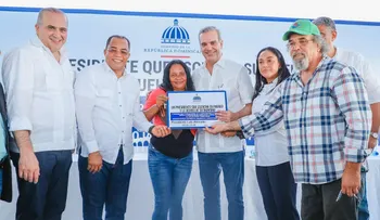 Presidente Luis Abinader entrega RD 34.4 millones en préstamos a 227 mipymes