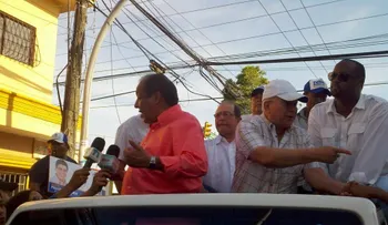 Fello Suberví encabeza caravana por distintos barrios de la parte alta de la capital