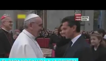Video: el Papa Francisco no se deja besar la mano de Angelica Rivera