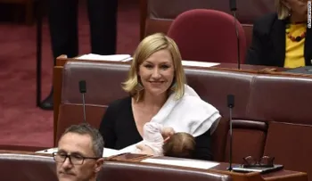 Un senadora australiana hace historia al amamantar a su bebé en el Parlamento