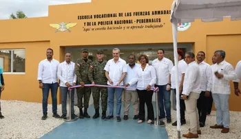 Presidente Abinader inaugura Escuela Vocacional de las FF. AA. y da primer palazo para construcción universidad en Pedernales
