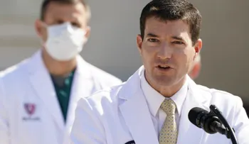 Médico de Trump dice que "no está fuera de peligro" pese a salir del hospital