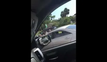 Furia en la carretera: Un coche sobre dos ruedas embiste una motocicleta