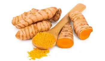 Hojas de limón con cúrcuma