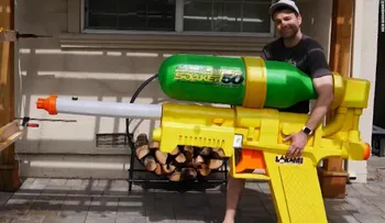 Un exingeniero de la NASA creó la pistola de agua más grande del mundo. 