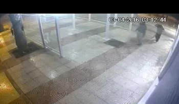Entró a robar y recibe un sillazo en la cabeza