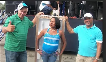 Aspirante a diputado Noel Luna obsequia regalos a madres de San Cristóbal 