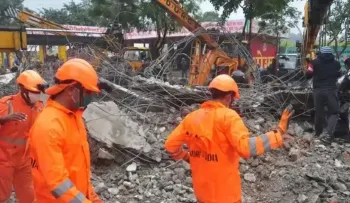 Al menos 33 personas mueren en derrumbe en pleno funeral, en La India