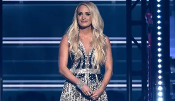 Carrie Underwood hace un poderoso regreso a los escenarios luego de sufrir una herida facial