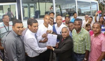 Presidencia entrega 37 autobuses a Asociaciones de estudiantes