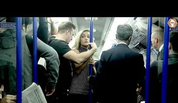 Un desconocido la manosea; lo que pasa luego no tiene desperdicios... (VIDEO)
