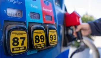 Precio gasolina en EE.UU. marca récord histórico de 4,14 dólares por galón durante el fin del Día del Trabajo
