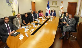Gobernador Valdez Albizu recibe a representantes de J.P. Morgan