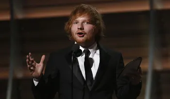 Una princesa británica hiere con una espada al cantante Ed Sheeran