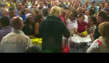 Donald Trump lanza rollos de papel en Puerto Rico