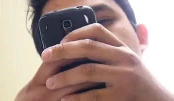Este ladrón al robarse un celular encuentra algo tan desagradable que prefiere entregarlo a la Justicia