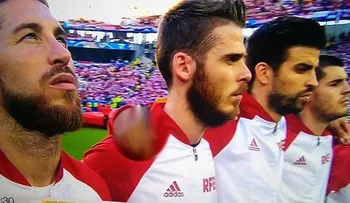 ¿Hizo Piqué un gesto obsceno con el dedo durante el himno de España?