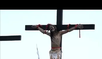 Procesiones y crucifixiones reales en festejos de Viernes Santo