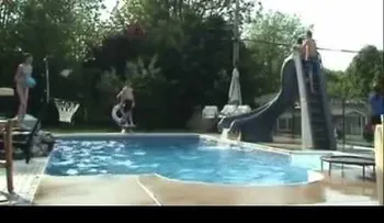 Espectacular juego con balón en piscina (Video)