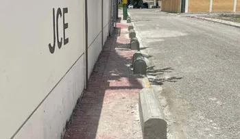 Vecinos de Sabana Larga denuncian que muros en aceras obstaculizan la accesibilidad peatonal