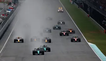 GP de Baréin: Verstappen lidera tras relanzamiento y Colapinto marcha 15° en la vuelta 27
