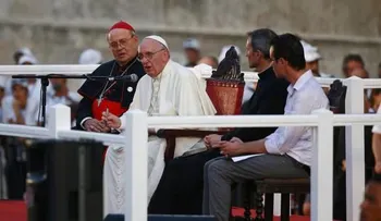 Papa pide a jóvenes buscar bien común; dice el mundo se destruye por la enemistad