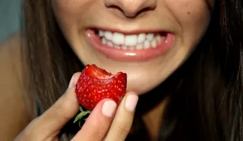 Una excelentísima receta de fresas para dejar los dientes limpios como una porcelana 