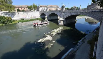 La sequía en Roma deja al descubierto los restos del antiguo Puente de Nerón en el río Tíber