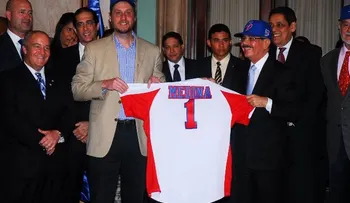 Danilo con la gorra y la camiseta oficial de la Serie del Caribe