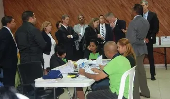 Diplomáticos visitan oficina del Plan de Regularización