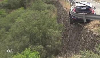 Un piloto de rally se salvó de milagro: el guardarraíl evitó que su coche cayera al vacío