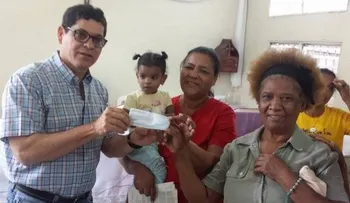 Diputado entrega aporte económico para ayudar a sanear del barrio Enriquillo