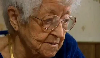 Le decía que sacara su madre anciana de la boda, y el esposo la ofreció en venta...
