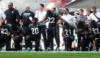 Por críticas de Donald Trump: jugadores NFL se arrodillan durante el himno de EE.UU. 