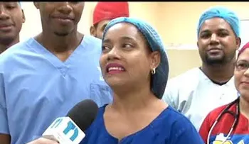 Médicos y enfermeras bailando con pacientes en sala de diálisis