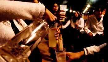 Los atracones de bebida podrían aumentar presión arterial hombres jóvenes
