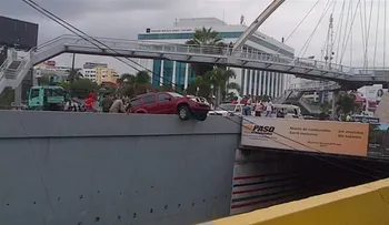 Conductor pierde el control y sube vehículo a muro del túnel de la 27 con Gómez