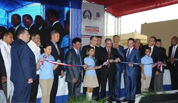 Danilo Medina entrega  dos nuevas escuelas